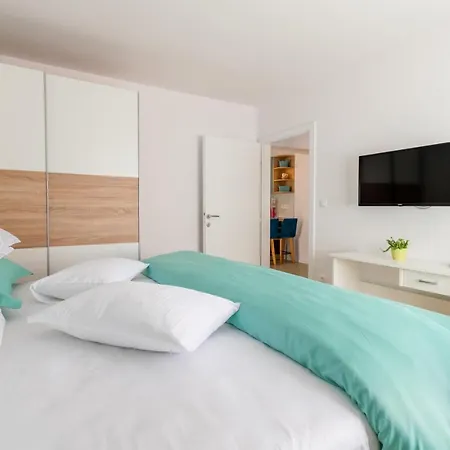 4 & 6 * Makarska