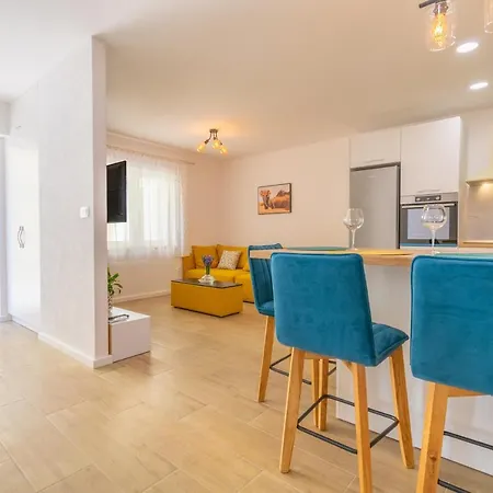 4 & 6 * Makarska