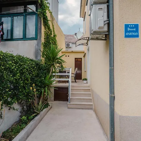 4 & 6 Apartment *